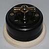 Ретро-выключатель на 2 нагрузки: керамика, поворотный, чёрный, ручка «золото», светлая подложка. - Z24-82
